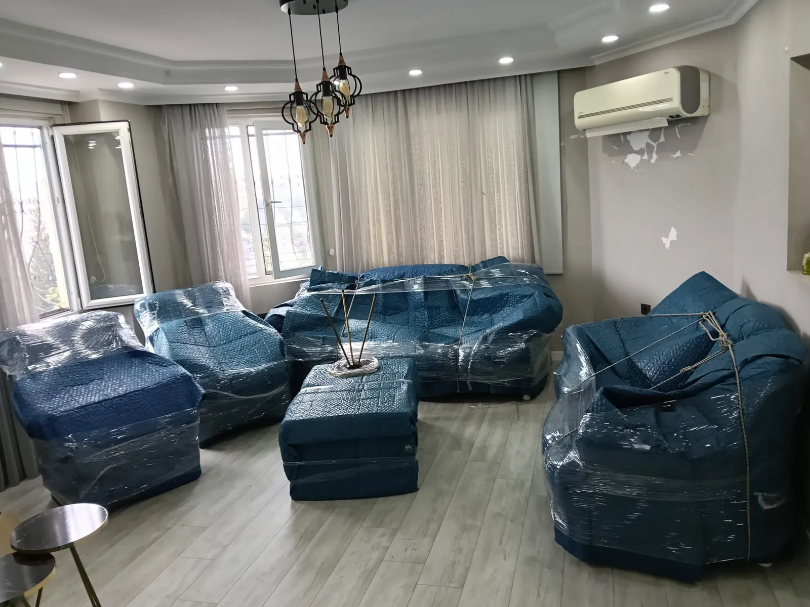 Balonlu naylon ve streç filmle ambalajlanmış koltuk takımı