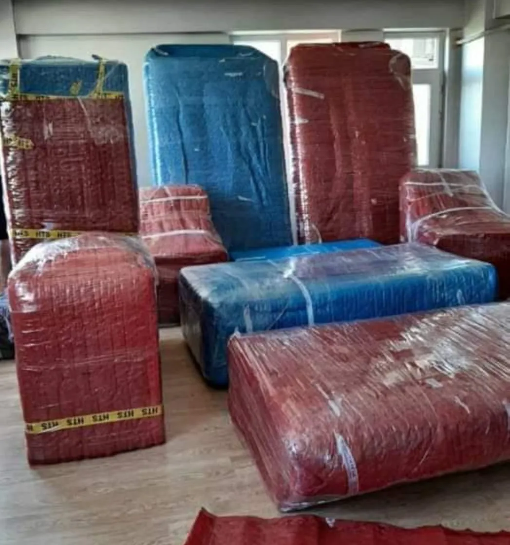 Streç film ve balonlu naylonla paketlenmiş koltuk ve sehpalar